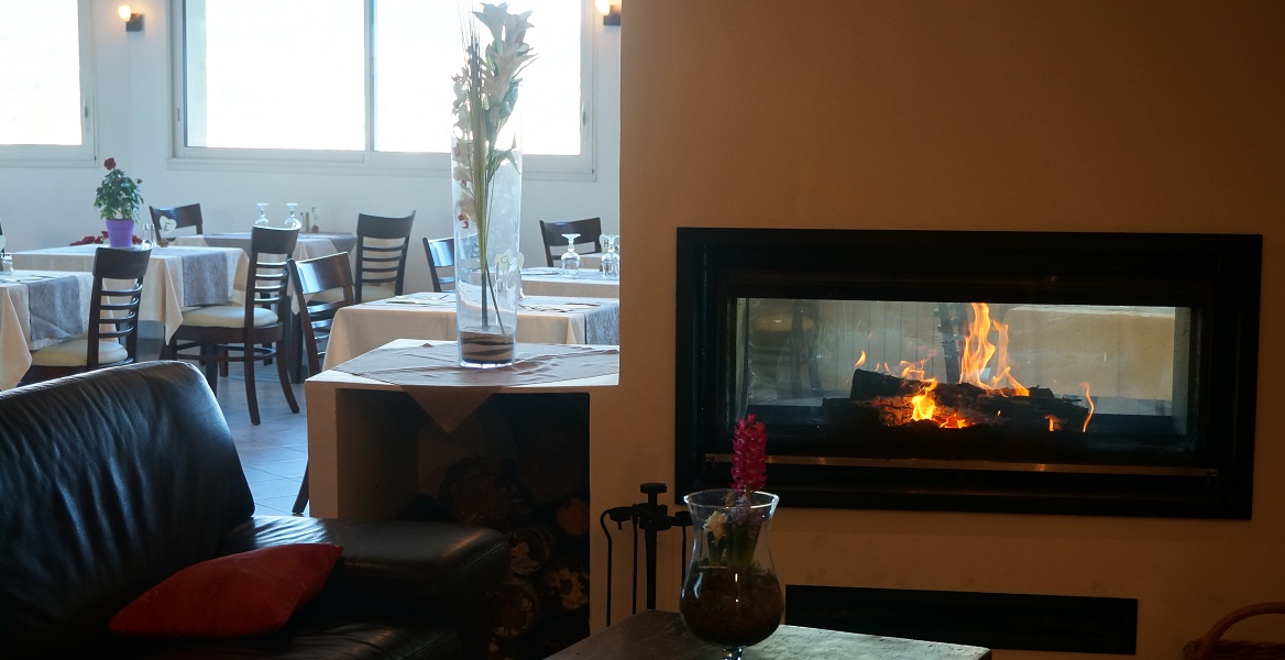 Hôtel à Draguignan dans le var le col de l'ange avec sa cheminée restaurant